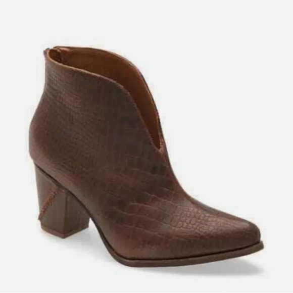 CHOCOLAT BLU Brenna Bootie In Brown Crocodile
Leather Size 36 US size 6 NWB - Picture 2 of 15